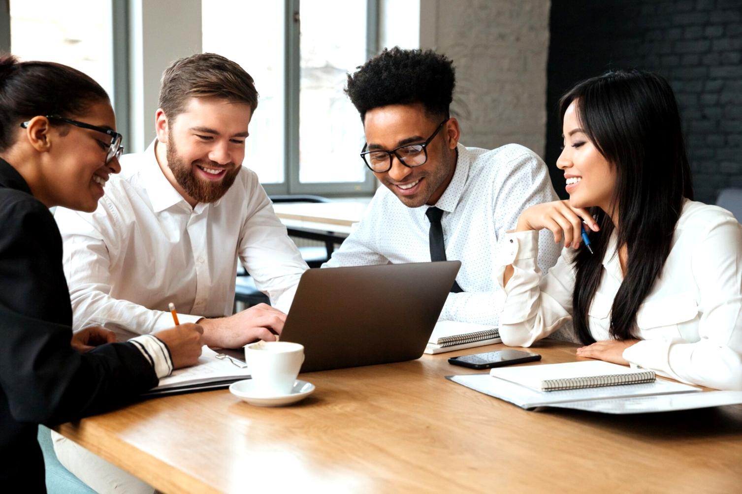 Moderne Arbeitsplätze mit Finanzanalyse-Software und Charts